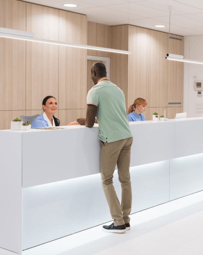 pessoa na recepção de consultório