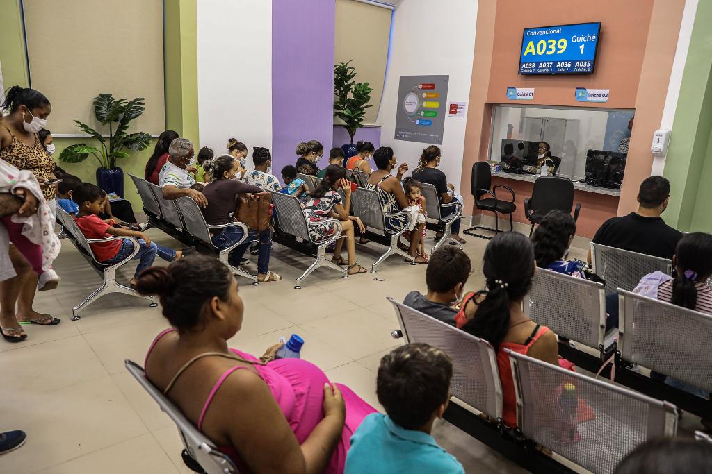 recepção de consultório com vários pacientes