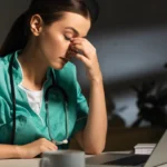médica cansada trabalhando em casa