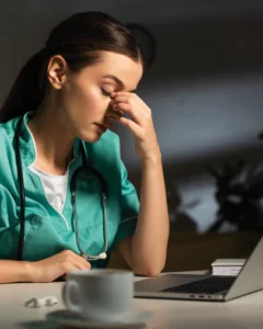 médica cansada trabalhando em casa